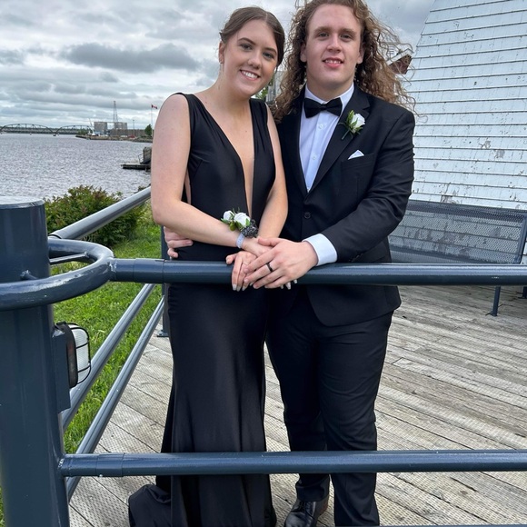 Elegant Black Formal Gown - Picture 4 of 4